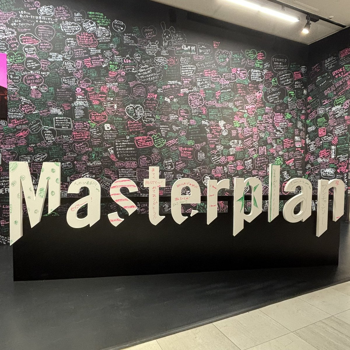 メッセージウォールにメンバーがサインを書きに来てくれました✍🏻 ぜひMAGNET by SHIBUYA109でチェックしてください-`📢⋆ #BEFIRST #Spotify_BEFIRST #BF_Masterplan