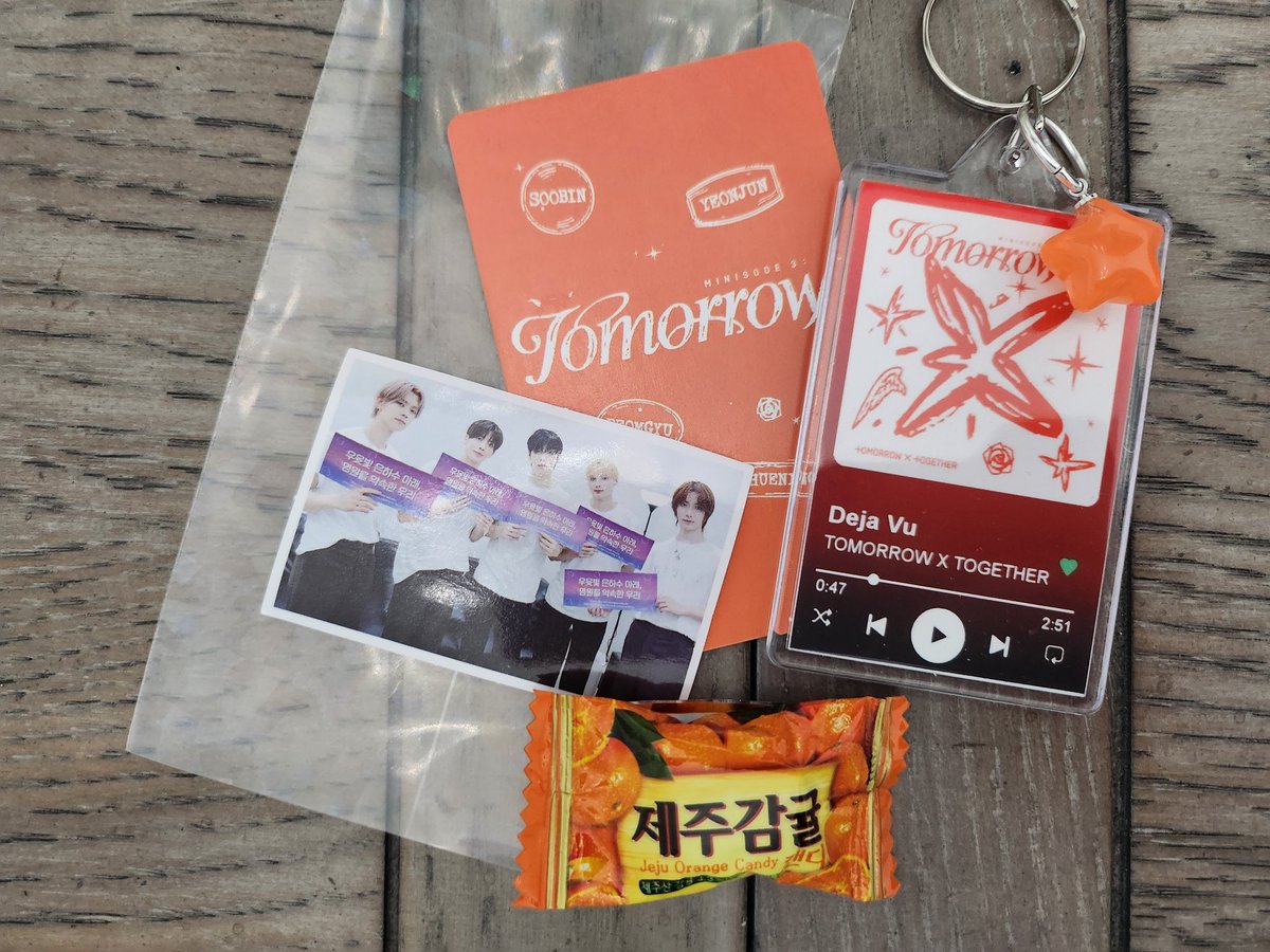Finally putting together all the freebies for TXT Tacoma ! You'll get a spotify keychain, a random TXT sticker, a random TXT PC and a piece of candy to stick with the orange theme. 😆

#TXT_TOUR_ACTPROMISE #TXT_DejaVu #TOMORROWXTOGETHER