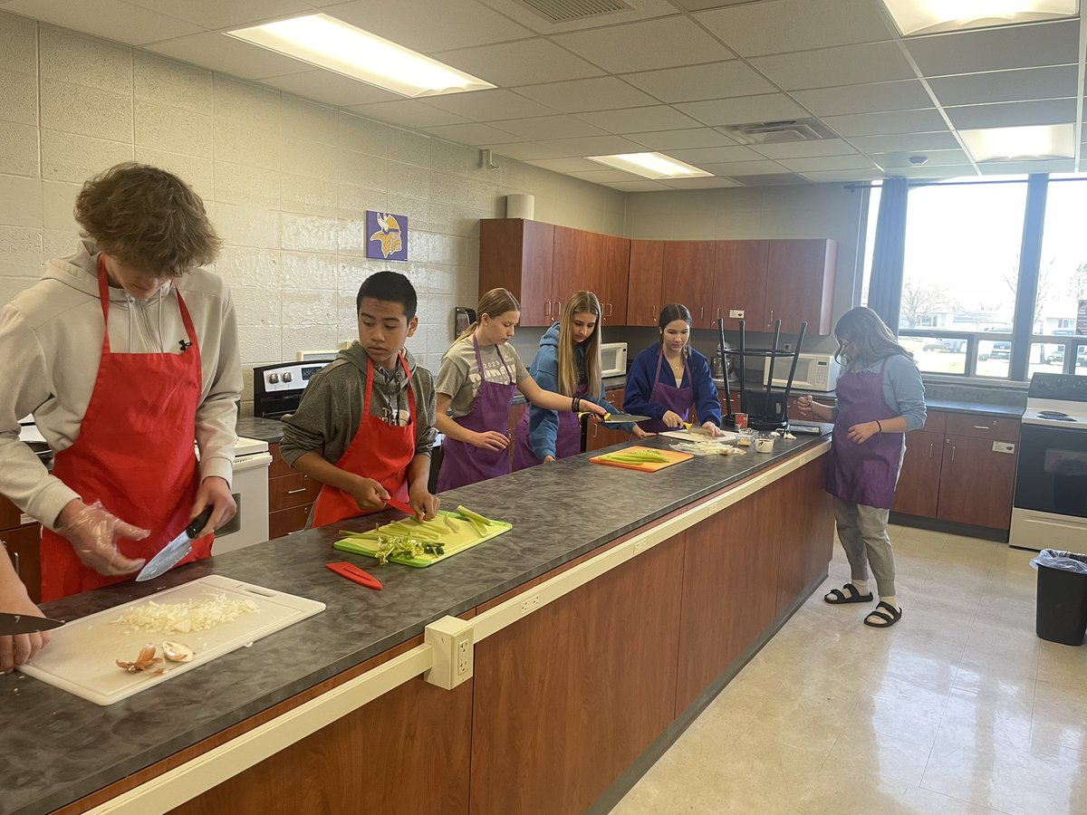 Business Math 8 - prepping 12 lbs of Thee Famous - “Sloppy Bears” …. Getting ready to taste & serve!  #BMSbizmathguy @ByronBears @ByronMSBears