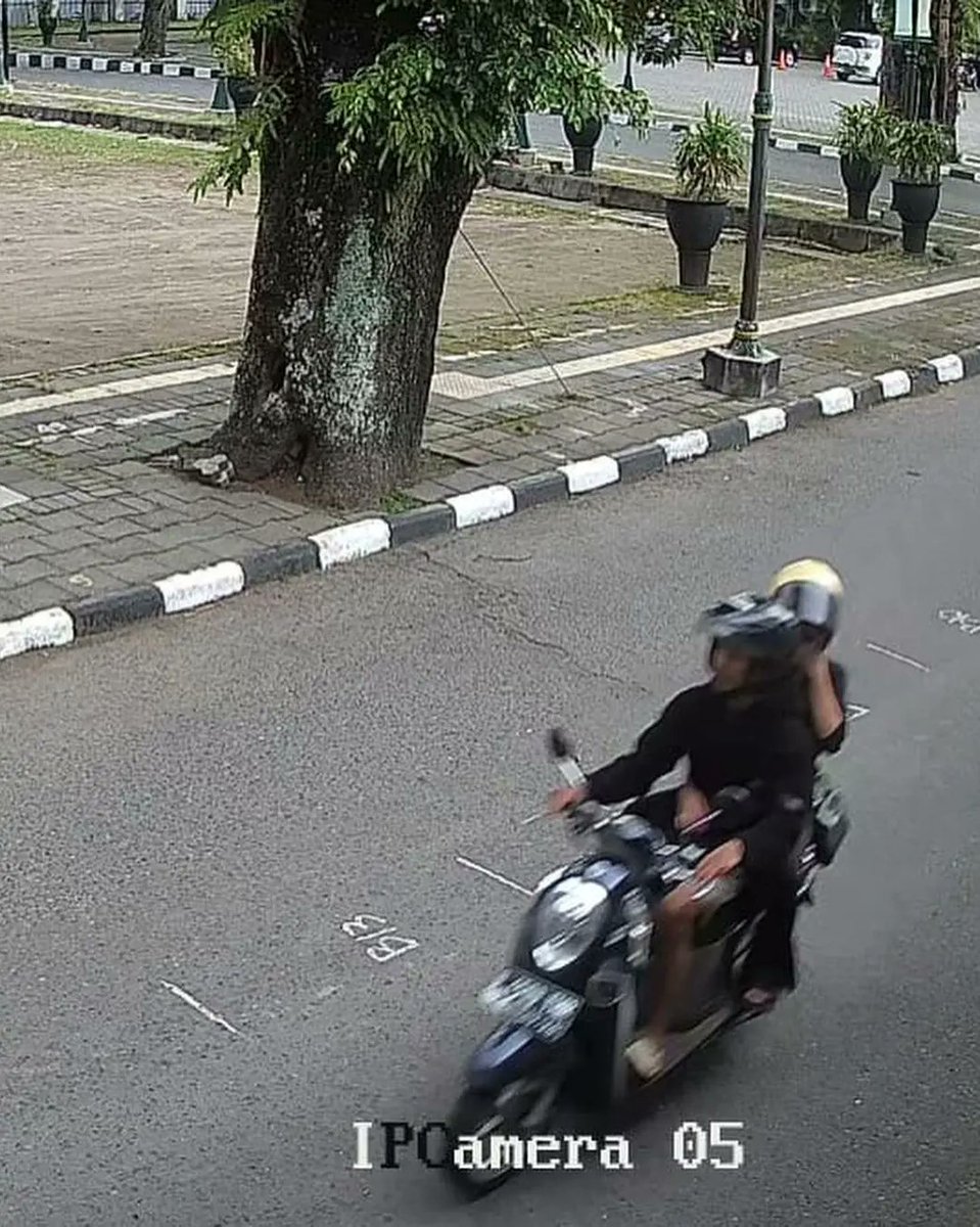 merapi_uncover's tweet photo. Buat yang tau/kenal dengan mas & mba pengendara motor Scoopy dengan helm item (mas) sama helm kuning/krem (mba) tolong sekali untuk menghubungi saya, agar mereka segera mengembalikan anjing saya yang mereka ambil di pinggir jalan daerah Pakualaman pada hari Jumat 19 April 2024 pukul 16.30, bukti cctv sudah sangat lengkap dan akurat, tapi saya dan keluarga masih sulit untuk menemukan 2 orang ini.

Oh iya, anjing saya berjenis Super Minipom dengan bulu putih agak kecokelat-cokelatan yang biasa kami panggil Cowcow🙏🏽

Sedih banget lg ga ada Cowcow di rumah, mohon untuk mas & mba yang membawa anjing saya untuk menjaga dan menyayangi Cowcow sebaik mungkin selagi tidak dengan saya. Sekali lagi saya mohon bantuan dari teman-teman yang mungkin tau info mereka, terima kasih banyak.

Saya masih mau sabar menunggu itikad baik mas & mba yaaa🙏🏽
Kami tunggu Cowcow dikembalikan di tempat mas & mba ambil dia yaa🙏🏽

(ivanianabilaa)