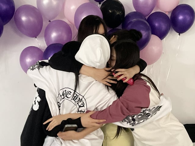 NeNe_tokki_'s tweet photo. 🫂 
#WeLoveYouNewJeans https://t.co/dlHfnvPugD
