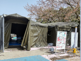 中部航空方面隊は、令和６年能登半島地震に伴う災害派遣活動として、輪島水泳プールに設置している仮設浴場の貯水槽に対して入浴支援のための給水を実施しています。 ＃令和６年能登半島地震　＃航空自衛隊　＃中部航空方面隊　＃入浴支援のための給水