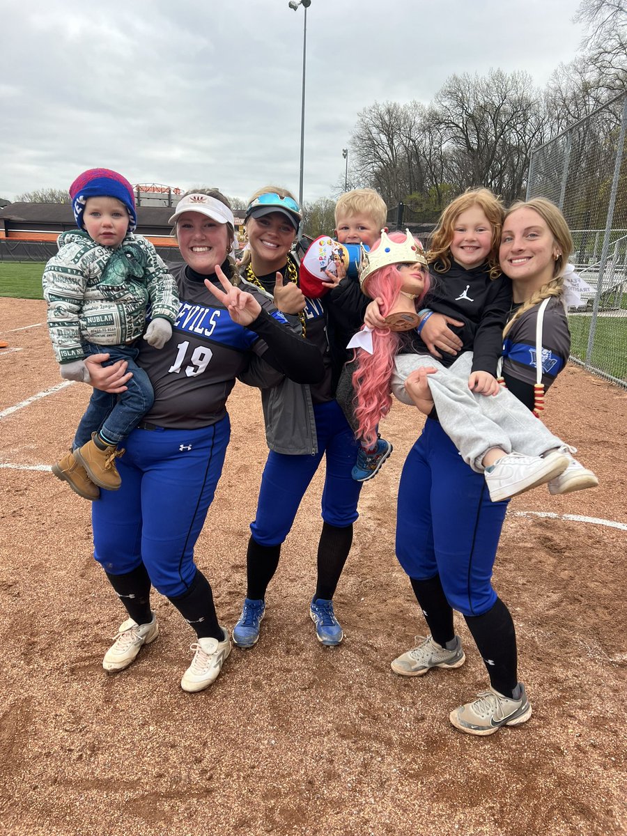 Holland Springfield picks up the win tonight vs Southview 18-0 making it 11-3 on the season!

•C.Chappetta get her 9th Win 
•A.Littin 1HR💣 
•H.Schlachter 1HR💣 (6 on the YR) 
•C.Eckhart 1HR💣 (8 on the YR) 

Another 3💣 tonight making it 27💣 on the season! #FearTheTradition