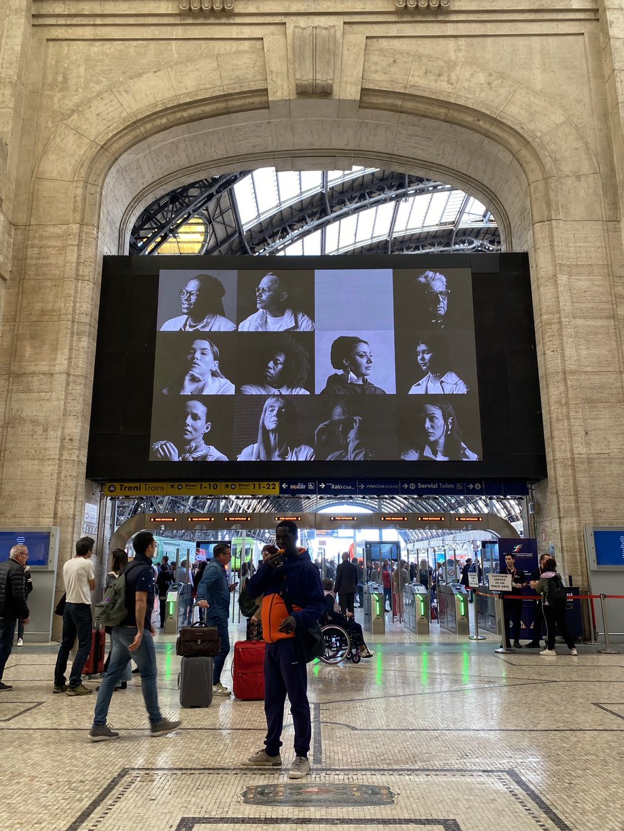 SansiriPLC's tweet image. #Milandesignweek2024 แบรนด์ดังอย่าง Moncler เลือก takeover สถานสถานีรถไฟ Milano Centrale 🇮🇹  ติดตั้งภาพพิมพ์หินด้านหน้าที่พิมพ์ด้วยมือ และจอภายในสถานีรถไฟ ภายใต้คอนเซปต์ “An Invitation to Dream” โดยกลุ่ม creative visionries🧑‍🎨 ตั้งใจให้ผู้คนที่ผ่านไปมาได้เยี่ยมชม…