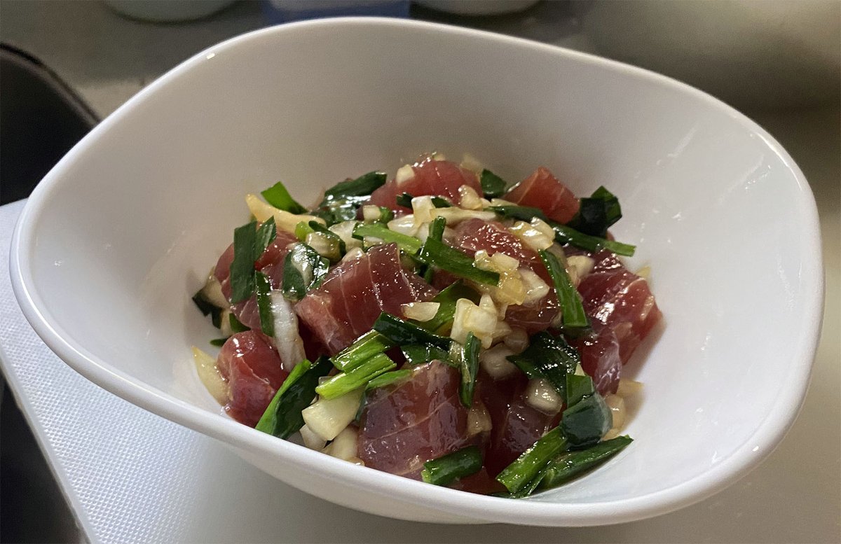 名人戦第二局でハワイ料理のポキが出てきたのを見て作りたくなったので今日の夕飯で作る。以前、鳩山元総理の奥様の幸さんが出しているハワイ料理本を買って、ニラポキを一度作っているので、あれにサーモンも加えてみたい。 