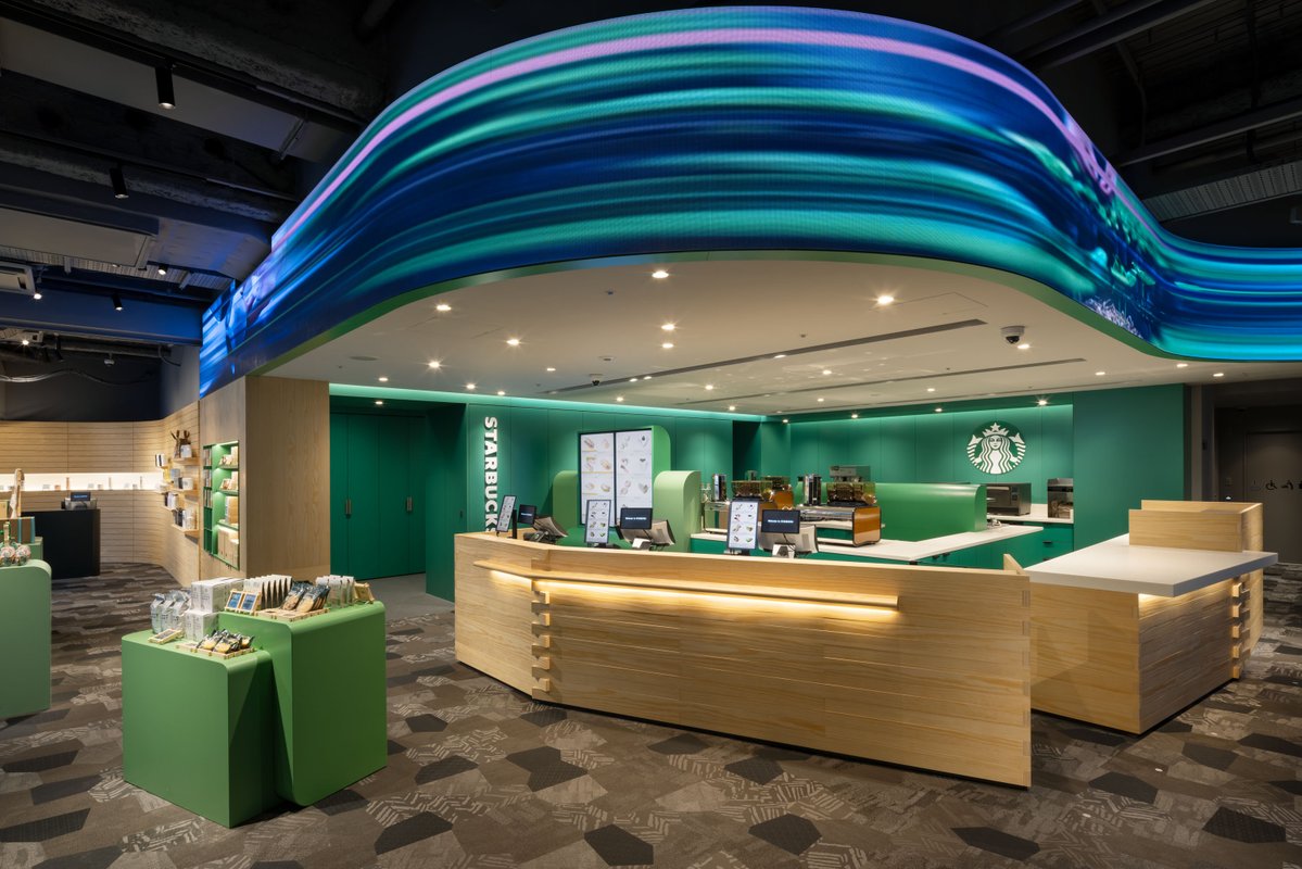 StarbucksStoreJ's tweet photo. スターバックス SHIBUYA TSUTAYA 2階/1階店​
本日(4/25)、リニューアルOPEN🎉

コンセプトは『STARBUCKS Green Ribbon』。​
2階店では、一本のリボンのようにつながるカウンターやベンチが店内を駆け巡り、さらに35mのLEDビジョンが空間を包み込みます✨
人と人、コーヒー、日本の文化、地域との出会いをリボンのようにつなぎ映し出します。１階店は、お持ち帰り専用のビバレッジ販売店に☕

渋谷に来られた際は、一杯のコーヒーとともに、この街の刺激的な躍動感あふれるひとときを過ごしてみませんか。​
https://t.co/yCqUP6YLid