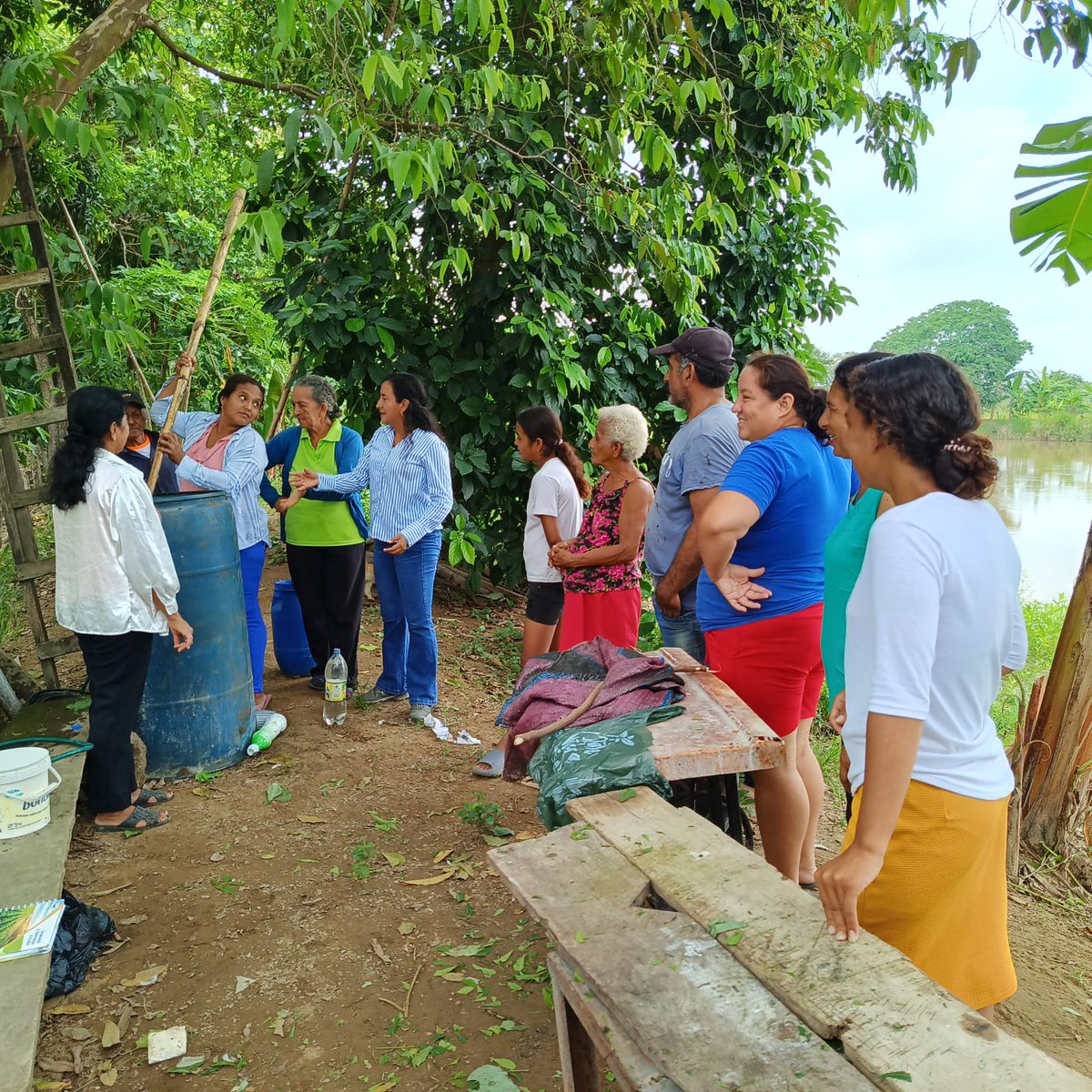 Agricultura_CZ5's tweet photo. #Guayas| Con la finalidad de mejorar la calidad de los suelos, equipo técnico del proyecto #PIATER capacita a productores del Cantón Salitre en la elaboración de bioinsumos, mismos que nutren de manera efectiva las plantas y cultivos.
#ElNuevoEcuador. https://t.co/sc67FX6dFa