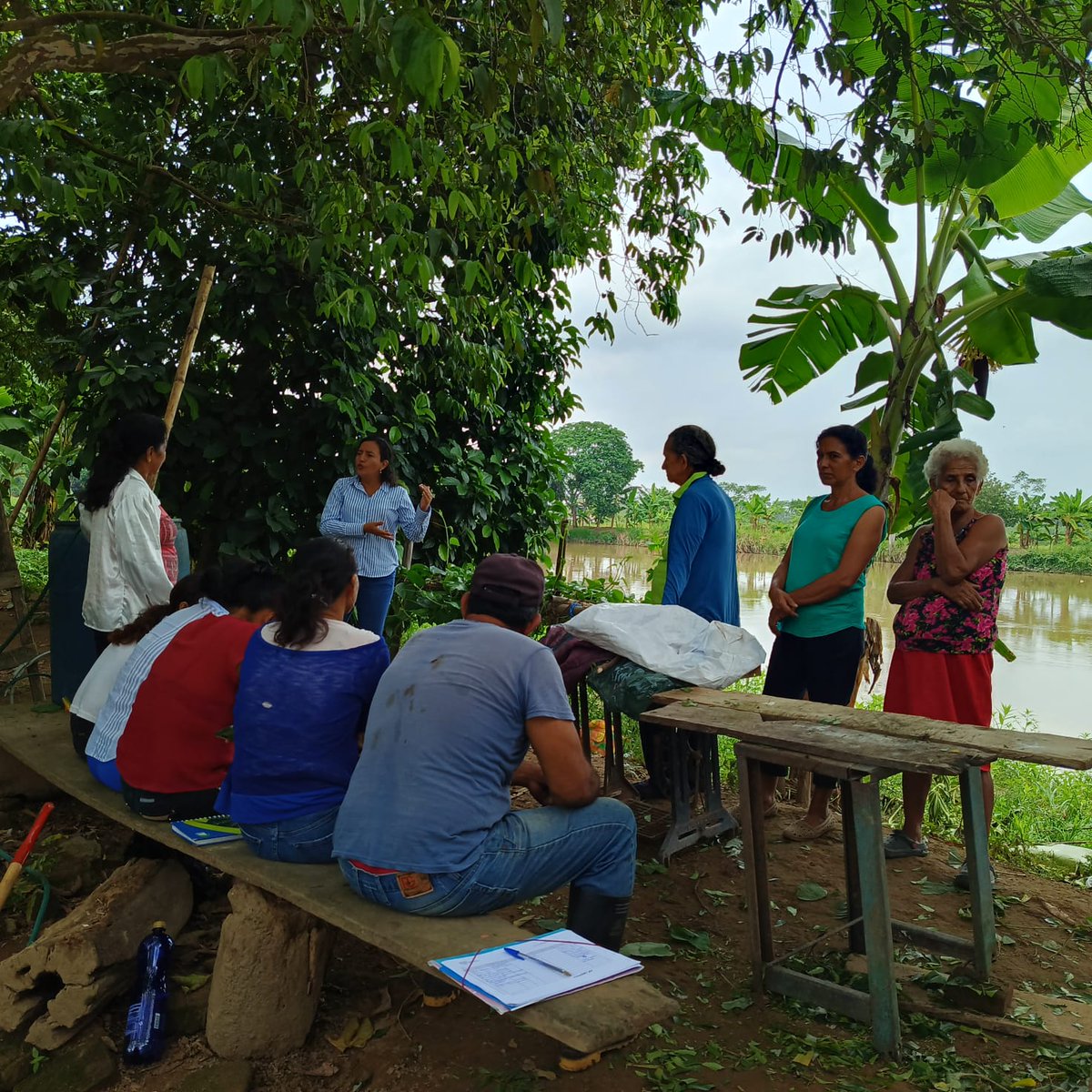 Agricultura_CZ5's tweet photo. #Guayas| Con la finalidad de mejorar la calidad de los suelos, equipo técnico del proyecto #PIATER capacita a productores del Cantón Salitre en la elaboración de bioinsumos, mismos que nutren de manera efectiva las plantas y cultivos.
#ElNuevoEcuador. https://t.co/sc67FX6dFa