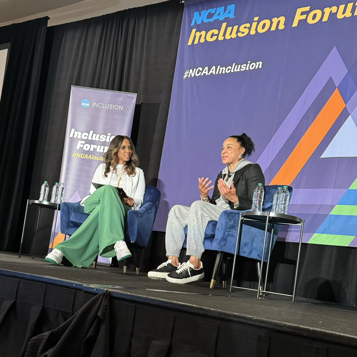 Had to pinch myself today…

Was welcomed to the stage by @LaChinaRobinson 

And then had the privilege of listening to her convo with @dawnstaley from the front row…

Life is beautiful 🫶🏽🔥🙌🏽

Indigenize the Academy 🤓🤎✊🏽

#NCAAInclusion