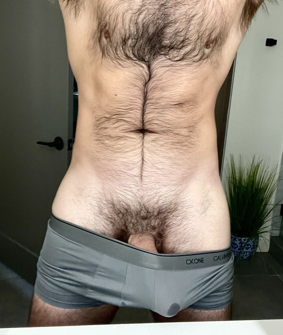 Scratch and Sniff 🦍 https://t.co/0EFLeEWVxe