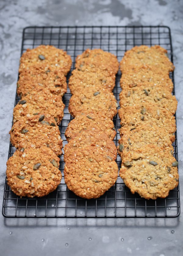 For #AnzacDay, Seed-Studded Anzac Biscuits are #RecipeOfTheDay. Not the quite the traditional ones, I know, but a version nonetheless offered in respectful homage nigella.com/recipes/seed-s…