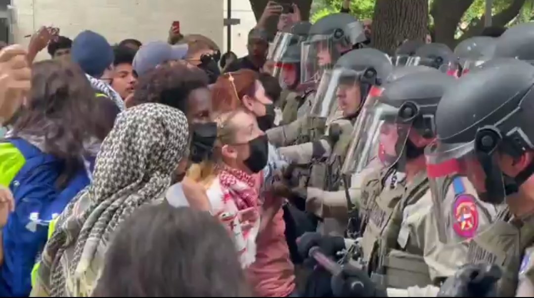 ElNecio_Cuba's tweet photo. QUE ESTAS FOTOS RECORRAN EL MUNDO 😠🤬

🇺🇸 GRAN REPRESI0N POLICIAL en EEUU: cuerpos represiv∅s invaden la universidad en Texas (con ARM∆S de asalto) para golpear y arrestar jóvenes manifestantes pacíficos que pedían el cese de la ayuda militar a lsrael y el fin del GENOClDlO en G∆ZA.

¿Dónde está la libertad? 
¿Dónde está la democracia?

🧵 Abro Hilo con detalles en cada foto