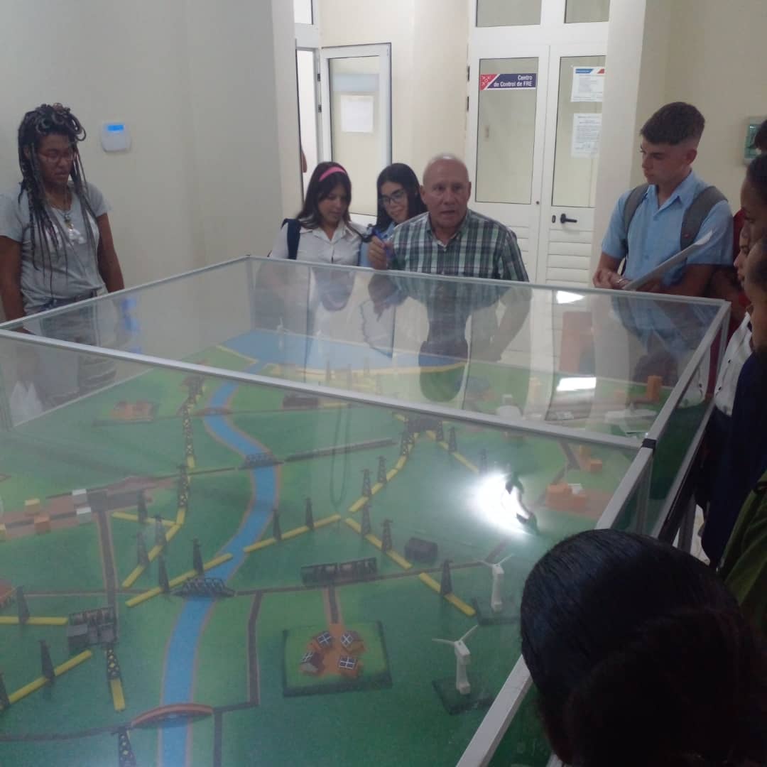 VictorV20545079's tweet photo. #EcoJóven2024 desde el municipio #SanMiguelDelPadrón. Recorrieron por el centro #EMFRE Empresa de Cuba que trabaja con energía renovable. Realizaron además actividades como parte del evento. Felicidades @BTJHabana y a su presidenta provincial en especial por sus resultados #BTJ https://t.co/csLTgqR9np