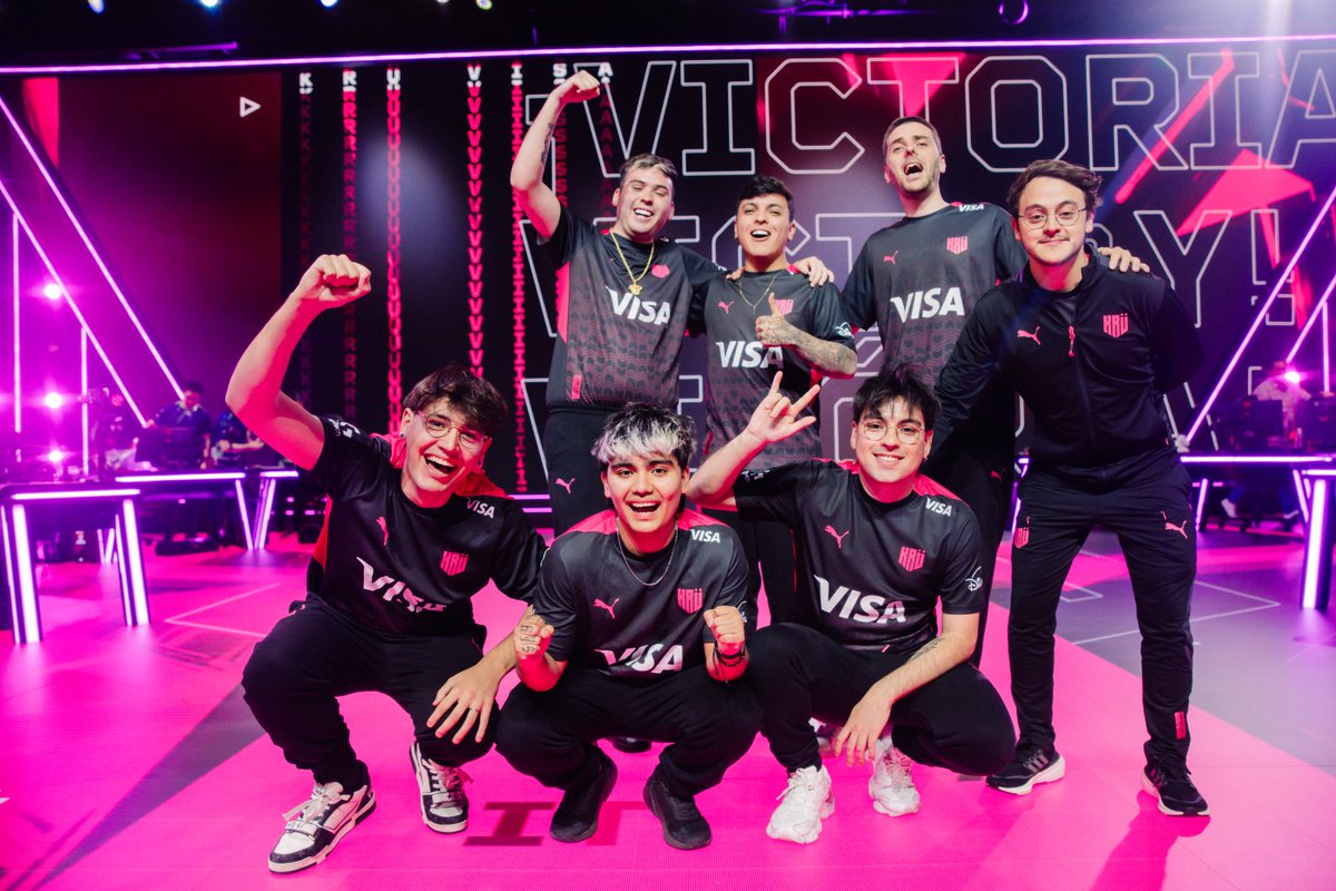 Lembo006's tweet photo. Vamooos, noche redonda, victoria de @KRUesports 2-0 sobre LOUD en #VCTAmericas 

La SuperWeek acaba con los dos equipos de LATAM líderes de sus grupos, Leviatán en playoffs y KRÜ con medio pie en ellos. ¡LATAM ON TOP! 💪 https://t.co/qnO6zlRPQE