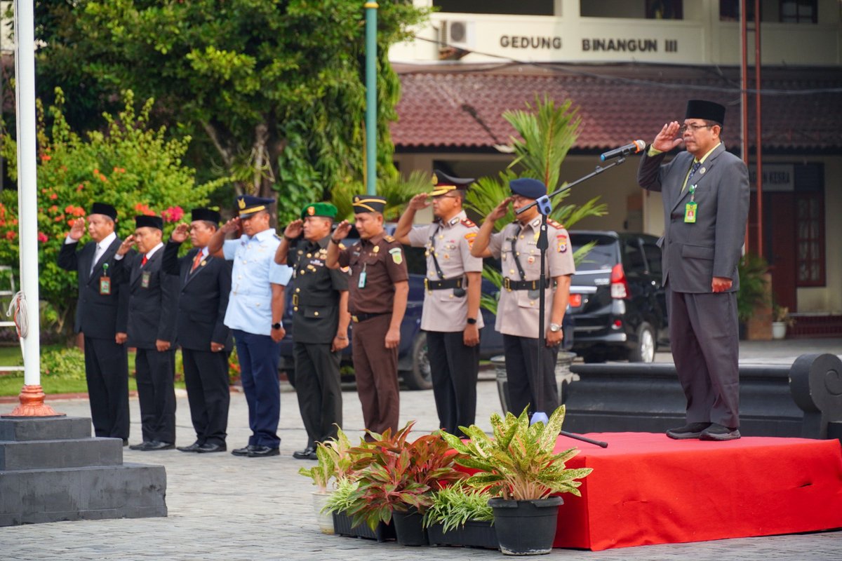 ResKulonprogo's tweet image. Upacara Peringatan Hari Otonomi Daerah XXVIII Tahun 2024 di Halaman Pemda Komplek Kantor Bupati Kulonprogo, Kamis (25/4/24).

#hariotonomidaerah #upacara #wakapolres #poldajogja #kulonprogo #jogja