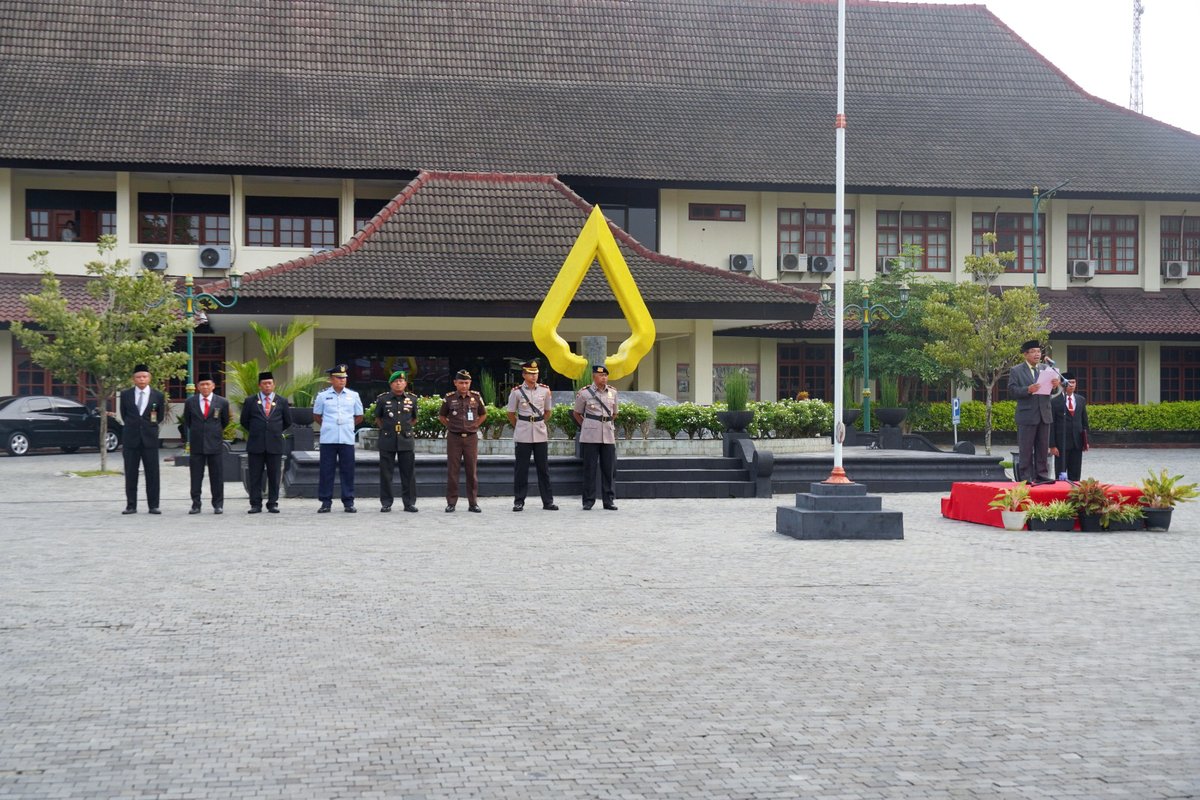 ResKulonprogo's tweet image. Upacara Peringatan Hari Otonomi Daerah XXVIII Tahun 2024 di Halaman Pemda Komplek Kantor Bupati Kulonprogo, Kamis (25/4/24).

#hariotonomidaerah #upacara #wakapolres #poldajogja #kulonprogo #jogja