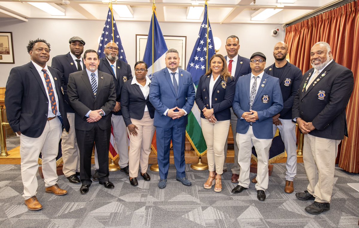 DimpleWillabus's tweet photo. Thank you to The Police Commissioner Edward Caban for accepting President #DimpleWillabus request to meet with some of the members of First Responders Lions Club.
We were warmly welcomed and had a fruitful conversation.
NYPD Everyone @highlight @NYPDnews #NYPD @NYPDPC https://t.co/LytAoaN1gK