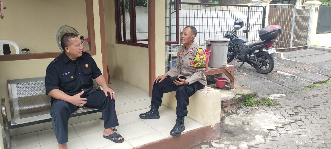 Patroli dialogis Unit Binmas Polsek Pancoran Aiptu N.Krisnadi tingkatkan silaturrahmi sampaikan pesan kamtibmas kepada Security Perumahan bumi Sarinah Cikoko dan mengajak bersama-sama untuk menciptakan situasi yg aman dan kondusif.

Kamis ,25 April 2024