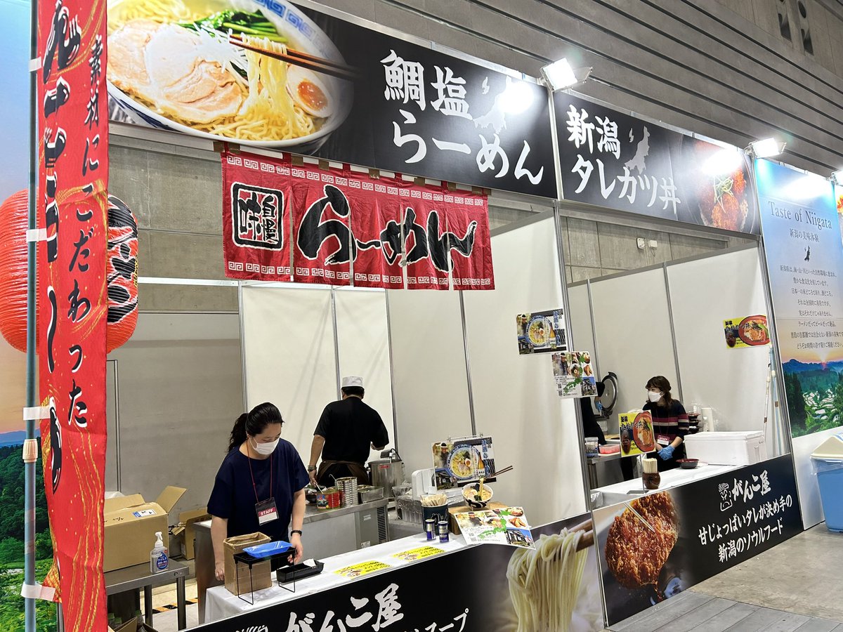 NiigataUrology's tweet photo. 展示ホールの企業ブース奥では、新潟の味覚をお楽しみ頂けます。
参加受付時に受け取るチケットで500円分の飲食が可能です。ラーメントッピングや追加購入は現金で対応しています。
食いしん坊スタッフのＫは、全メニューコンプリートを目指して既にラーメン2杯を美味しく飲み干しました。 https://t.co/65rF2k6uJx