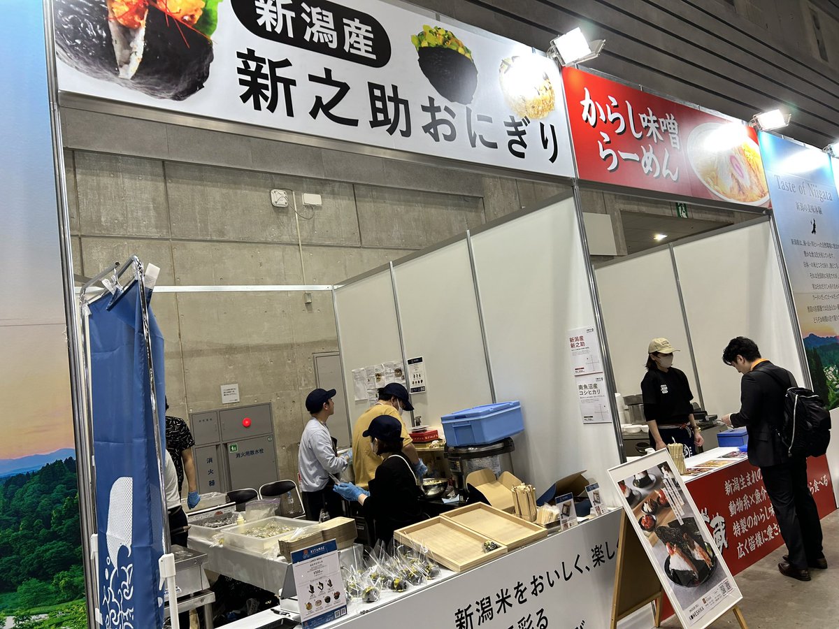 NiigataUrology's tweet photo. 展示ホールの企業ブース奥では、新潟の味覚をお楽しみ頂けます。
参加受付時に受け取るチケットで500円分の飲食が可能です。ラーメントッピングや追加購入は現金で対応しています。
食いしん坊スタッフのＫは、全メニューコンプリートを目指して既にラーメン2杯を美味しく飲み干しました。 https://t.co/65rF2k6uJx