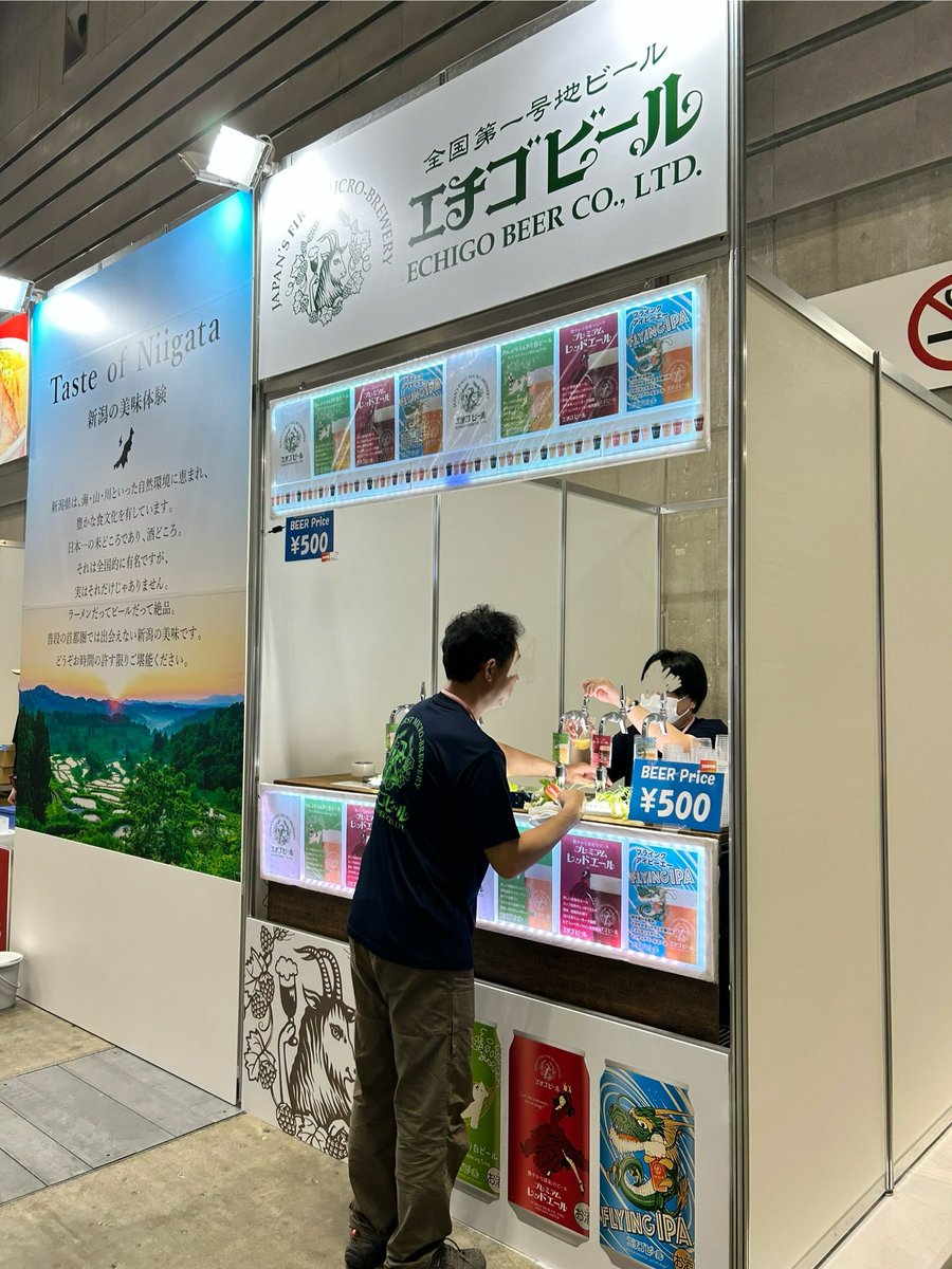 NiigataUrology's tweet photo. 展示ホールの企業ブース奥では、新潟の味覚をお楽しみ頂けます。
参加受付時に受け取るチケットで500円分の飲食が可能です。ラーメントッピングや追加購入は現金で対応しています。
食いしん坊スタッフのＫは、全メニューコンプリートを目指して既にラーメン2杯を美味しく飲み干しました。 https://t.co/65rF2k6uJx
