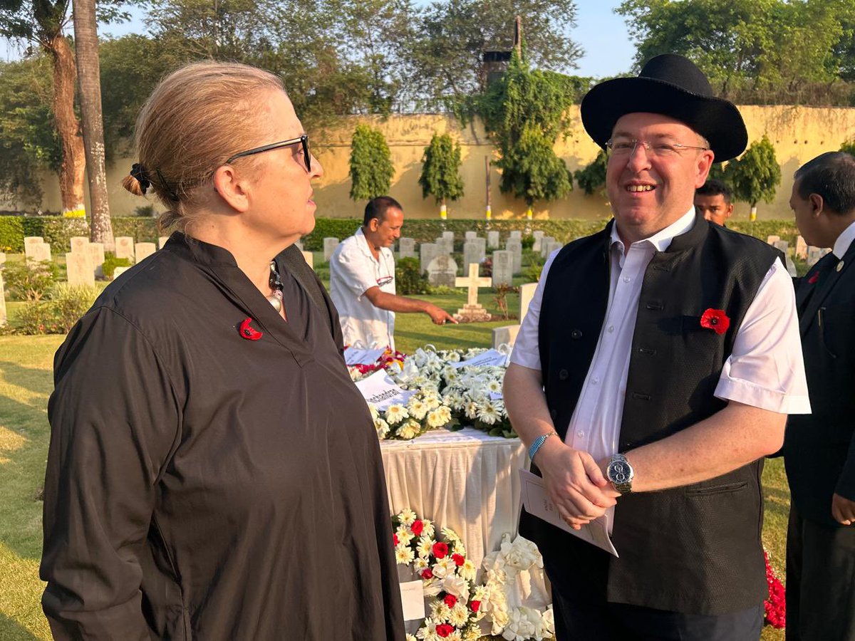 DHC @Andrew007Uk joined colleagues at the @AusCGKolkata for the commemoration of #ANZAC Day this morning at the Bhowanipore @CWGC. #LestWeForget