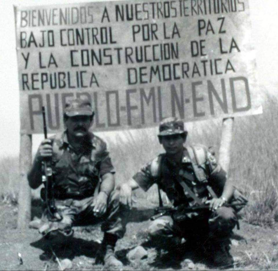 #GuerrillerosEnLucha El Roblar, Guazapa #ElSalvadorEnGuerra 1991.

Comandantes de las Fuerzas Armadas de la Resistencia Nacional  FARN-RN /FMLN.

Compañeros 'Chano' Guevara y Walter Funes

👇🏽