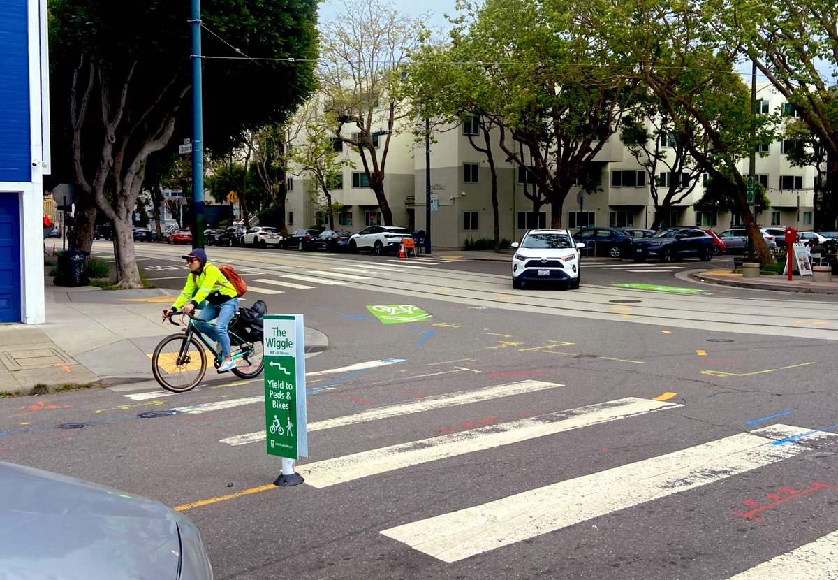 Grateful to @SafeStreetRebel for making the Wiggle—SF's most famous bike path, which is fully open to cars—safer for people and bikes by installing median flex posts Tactical urbanism work like this saves lives and promotes active mobility; the city should drive and fund it!