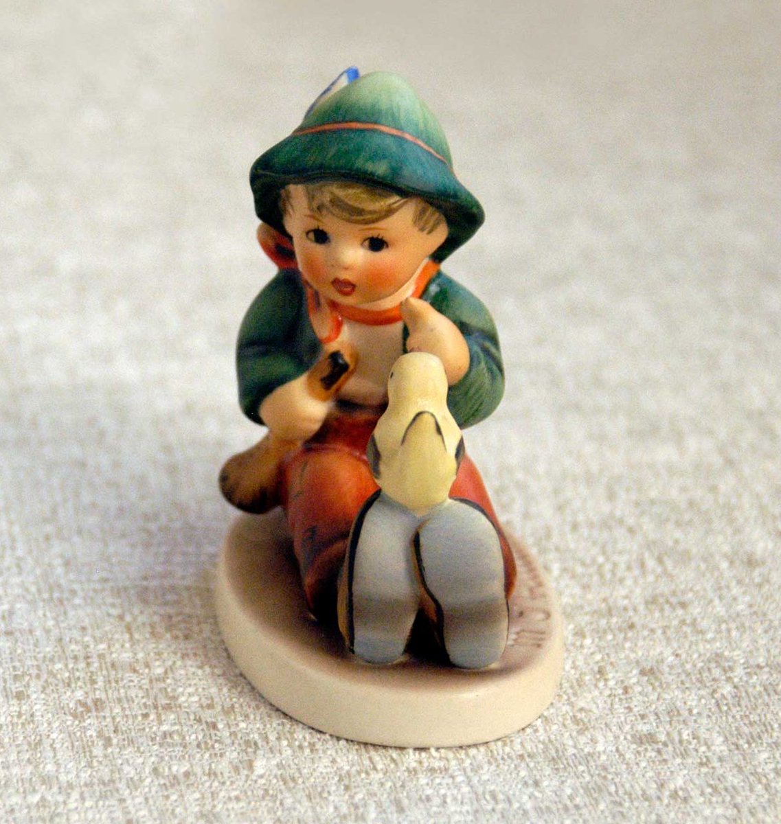 🍏🍏🍏FIGURINE Collectors ....
Check out this wonderful Hummel Figurine
nutmegcottage.etsy.com/listing/682366… #figurine #art #pottery #ceramic #etsy #pottiteam #buynow #gift #giftforher #thursdayvibes