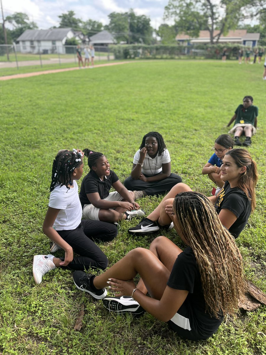 We never take for granted the opportunity to partner with the local community 💛 This is especially true with an elementary school! #SicEm | #depthB4height