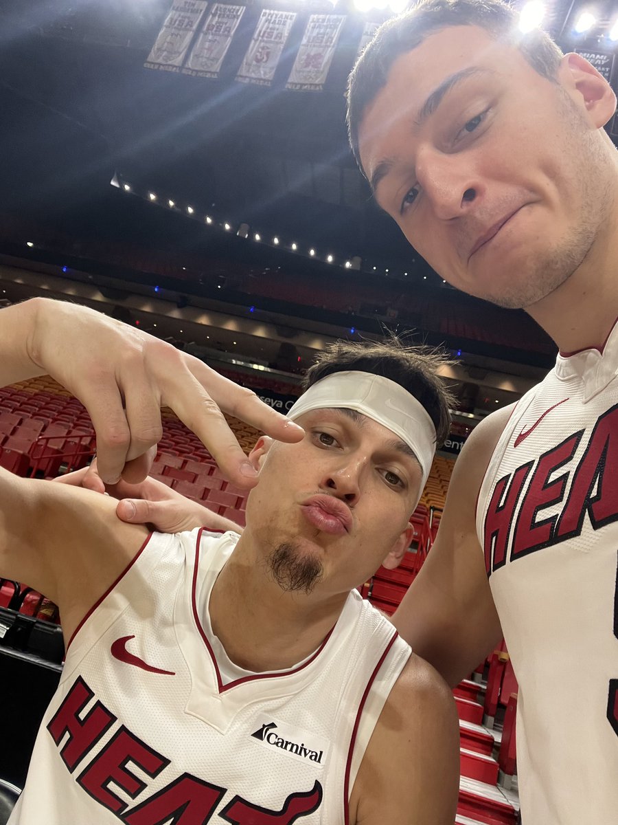 MiamiHEAT's tweet photo. “Niko, take a pic with everyone who dropped 20+ tonight” https://t.co/mPnKBiquWJ
