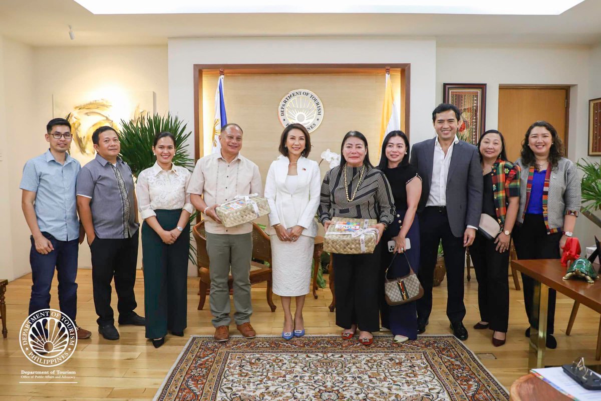 𝗜𝗡 𝗣𝗛𝗢𝗧𝗢𝗦: Local government officials of Carmen, Bohol, led by Mayor Conchita Toribio-Delos Reyes, made a courtesy visit to the Department of Tourism (DOT) on Tuesday (April 23) at the DOT Central Office in Makati City. FULL POST: bit.ly/3Uc6cpH