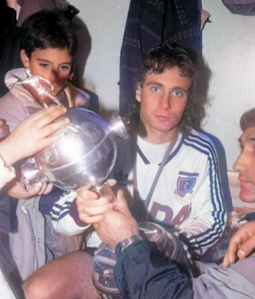 Hanti09's tweet photo. Esta debe ser la foto mas iconica de todo el fútbol chileno

El idolo Marcelo Pablo Barticciotto teniendo en sus manos la copa mas hermosa de todas y las futuras generaciones admirando ese logro historico. https://t.co/GNMcQDbb8N