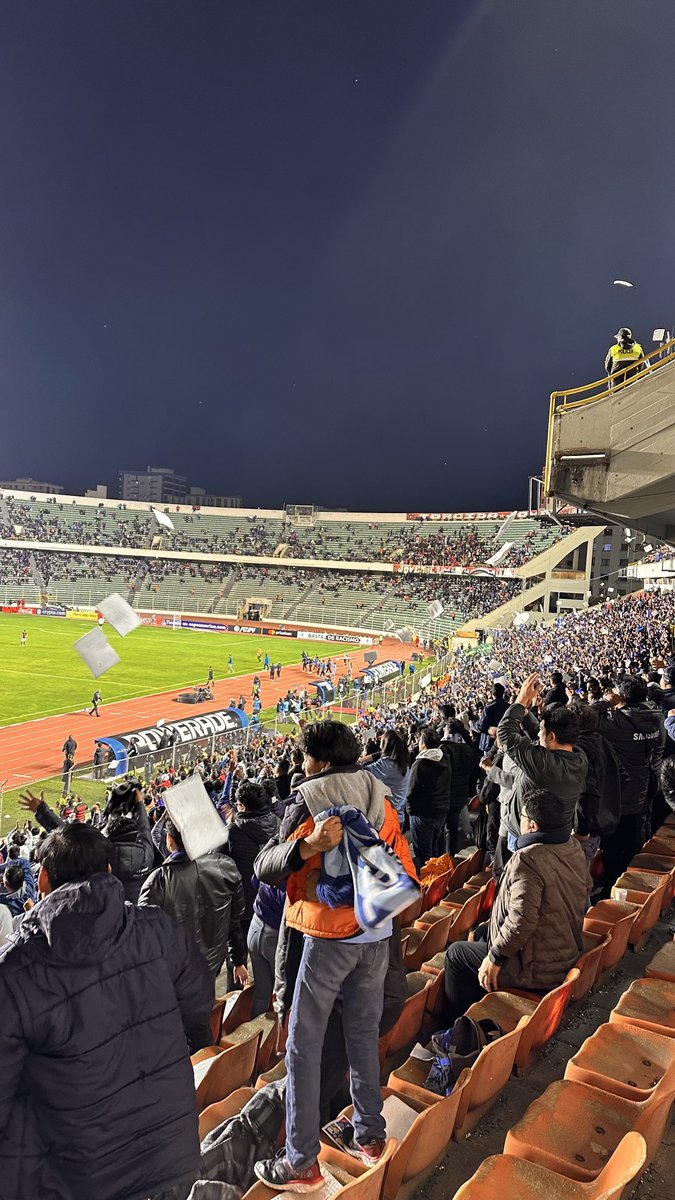 Curiosidade: quase todo torcedor boliviano traz um quadrado de isopor para sentar na cadeira fria do estádio. Ao final, jogaram ao alto para comemorar a vitória sobre o Flamengo. #colunadofla