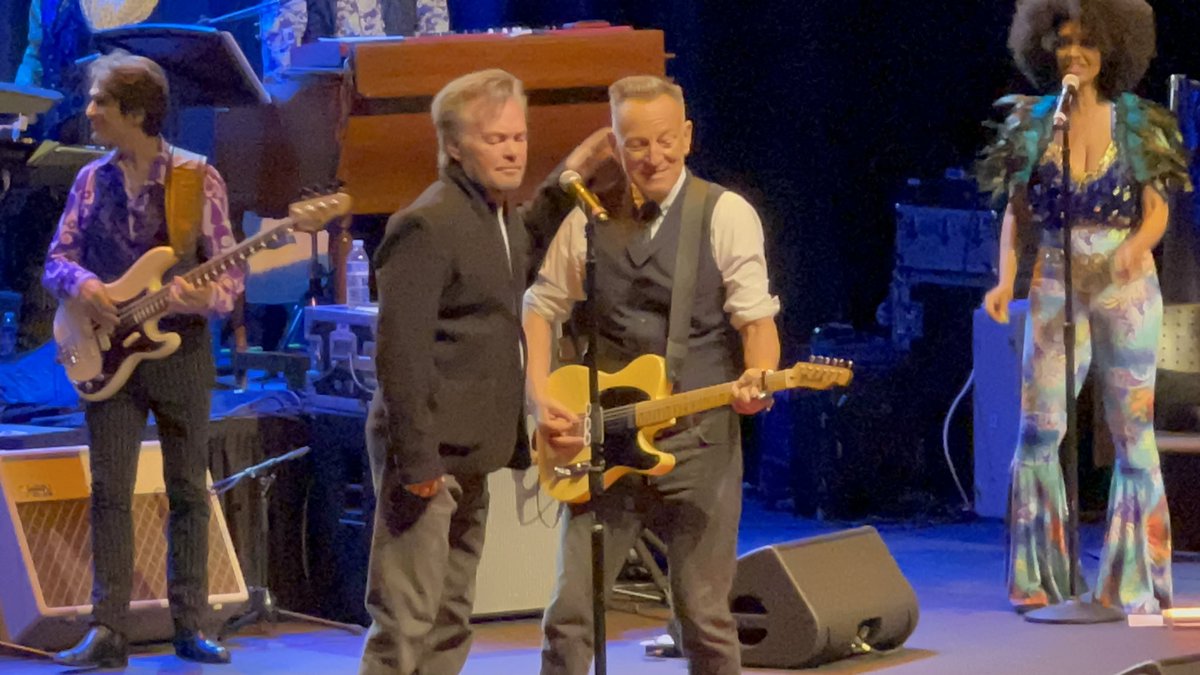 @springsteen AND @johnmellencamp SMOKED THROUGH SMALL TOWN! @MCHA1898 @BruceArchives 

#springsteen #JohnMellencamp
