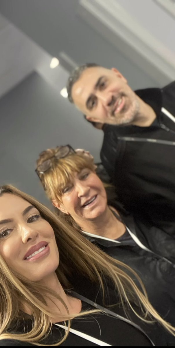 FreitagJonny's tweet photo. @bush1do1978 @LiL_Sok_RU Das glaubst du doch selbst nicht 😂😂😂😂das Armband war auch nicht versichert 😂😂😂Bonny&amp;Clyde und Mama https://t.co/krE9OtnVSn