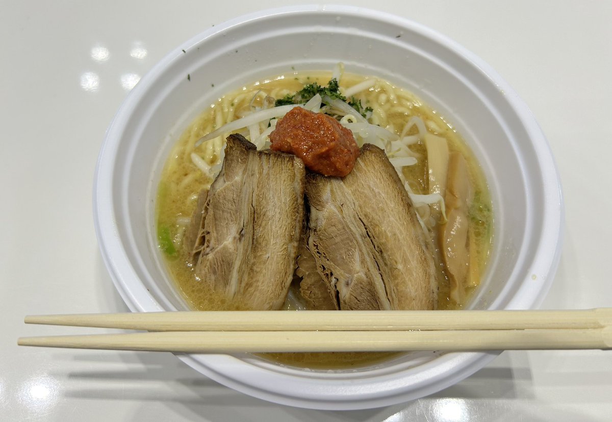 NiigataUrology's tweet photo. #JUA2024 
がんこ屋さんの鯛塩ラーメンはあっさりとした細ちぢれ麺、だるまやさんのからし味噌ラーメンはコクウマ中太ストレート麺でした。 https://t.co/q3sD6Hix6M