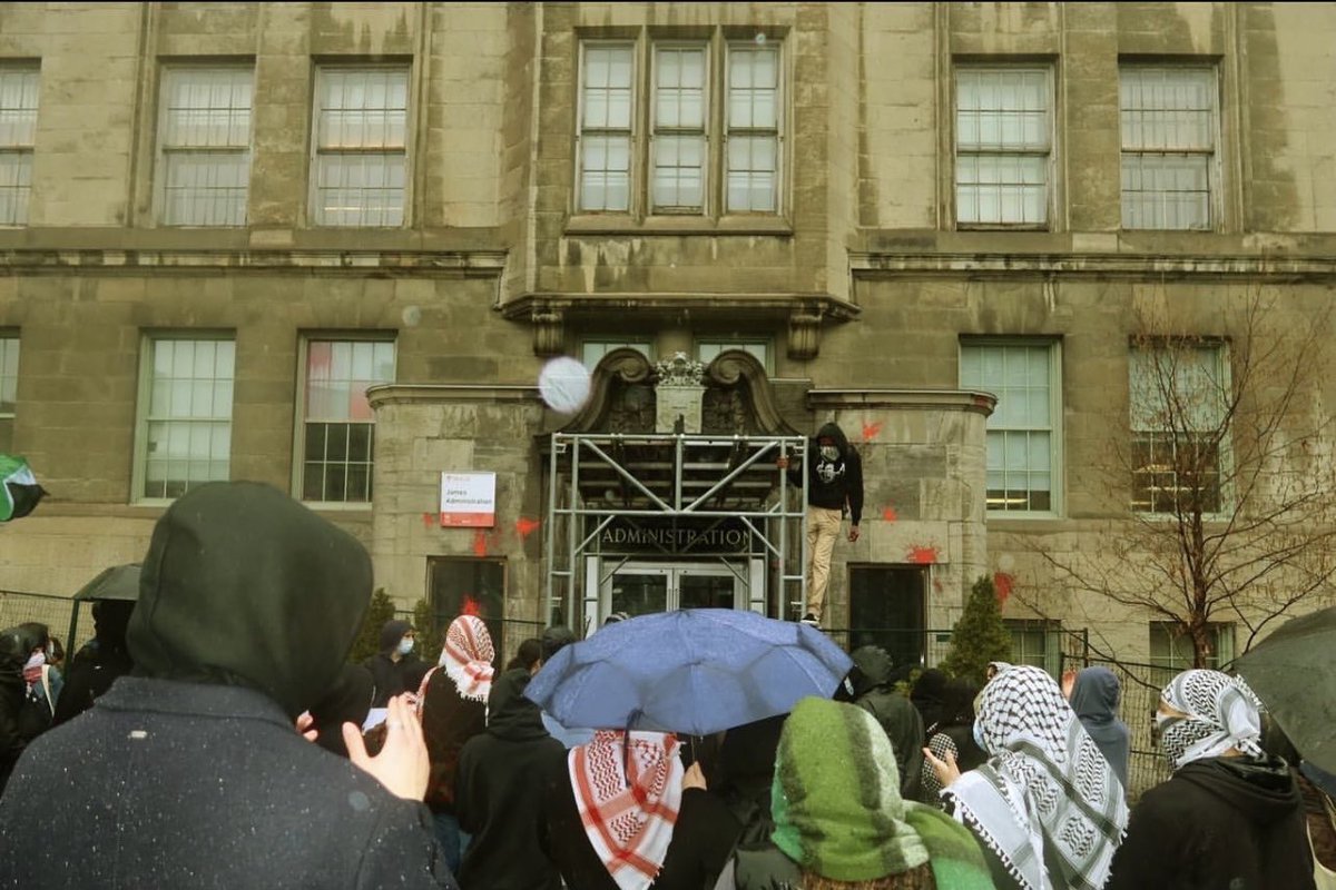Last Thursday, April 11th, students from Concordia, UQAM, UDEM, and McGill rallied on their respective campuses before converging at McGill’s Roddick Gates. Despite pouring rain and unprecedented police repression, students across campuses were coordinated and steadfast in their-