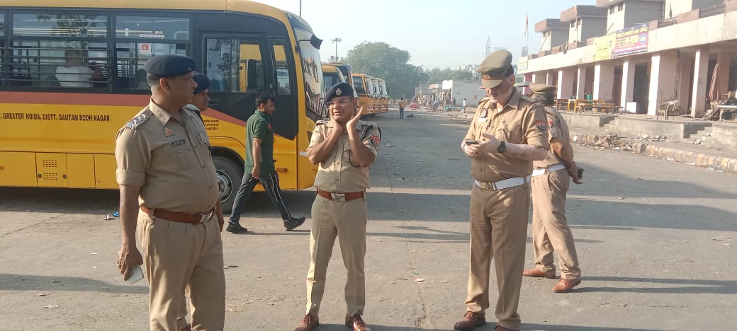 .@dcptrafficnoida द्वारा फूल मंडी फेस–2 पर आगामी लोकसभा चुनाव के दृष्टिगत पार्किंग और मार्ग व्यवस्था का निरीक्षण किया गया एवं सर्व संबंधित को आवश्यक दिशा-निर्देश दिए गए। ☎️हेल्पलाइन नं0- 9971009001