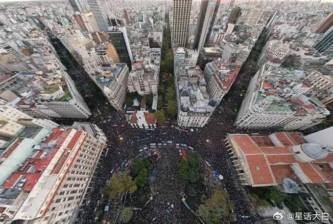 阿根廷23日爆发大规模示威，抗议米莱削减教育经费，有100万人走上街头，这次阿根廷人这么大规模反对米莱，因为米莱要将公立大学的预算削减了71%;
而公立大学是阿根廷为数不多能拿得出手的东西。都说阿根廷形势一片大好，这条一定是 #fakenews 吧。 #ArgentinaEducation #BudgetCuts #StandWithStudents