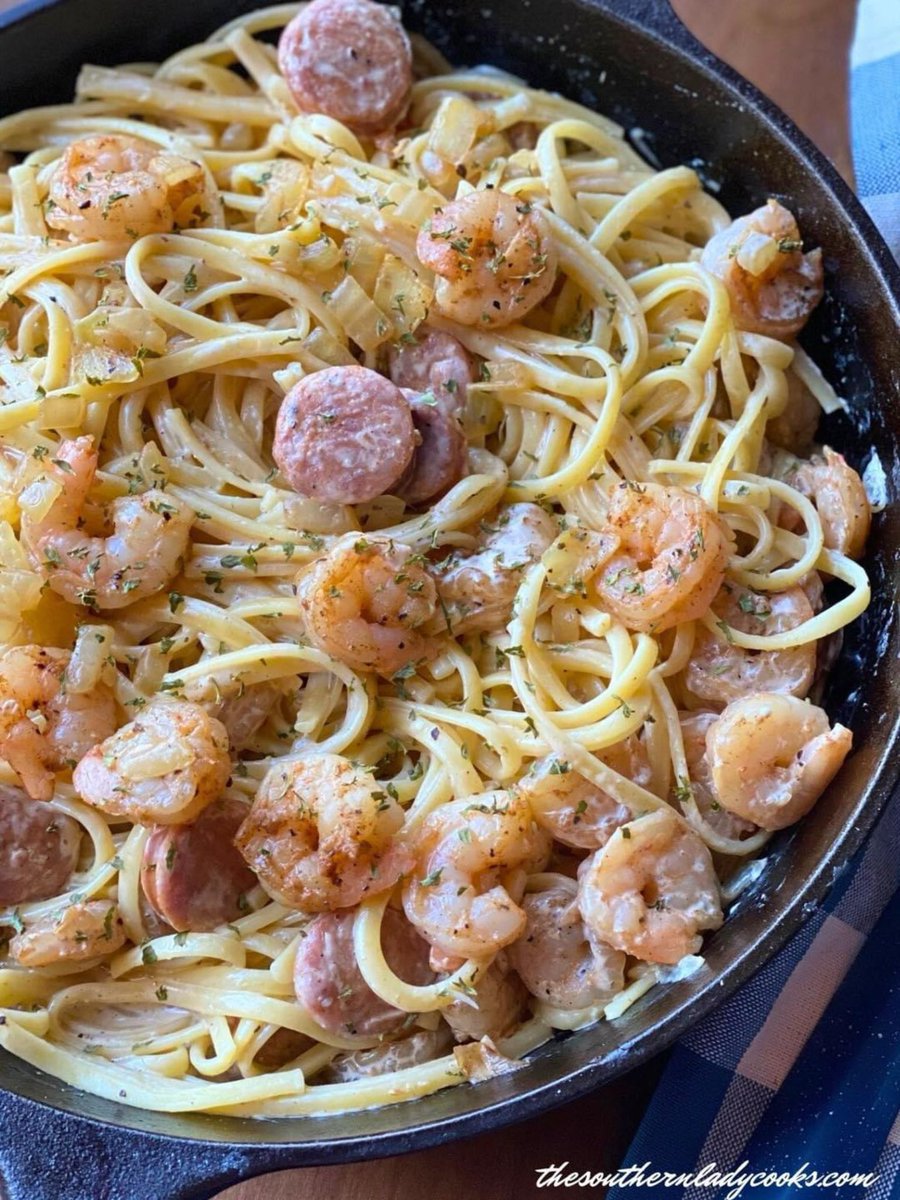 This Cajun Pasta Skillet is so easy to make, loaded in flavor and delicious! Add this one to your recipe list. #pasta #dinner RECIPE ➡ thesouthernladycooks.com/cajun-pasta-sk…