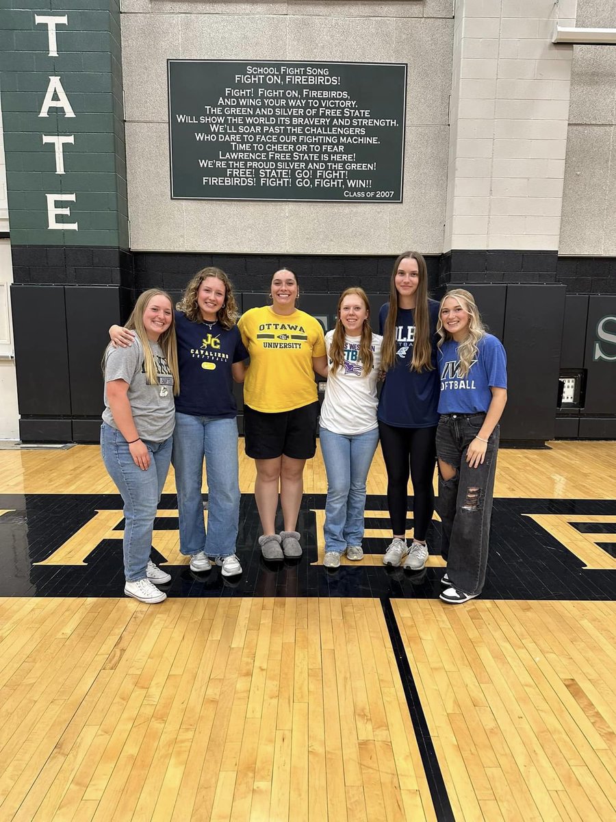 Bsmith6252's tweet photo. School signing and a good game in one day = a ton of fun with your best friends💚🤍 https://t.co/22IWho3Q70