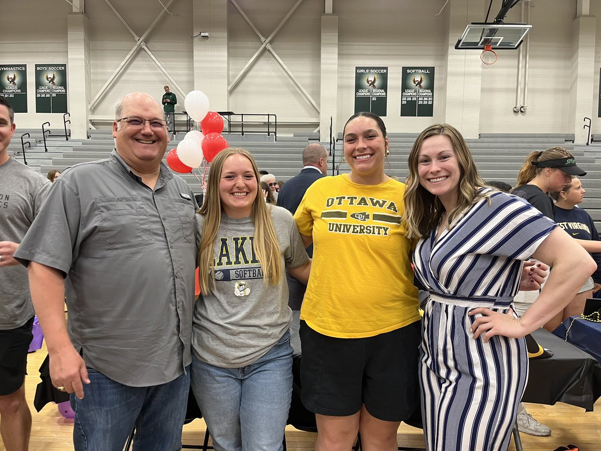 Bsmith6252's tweet photo. School signing and a good game in one day = a ton of fun with your best friends💚🤍 https://t.co/22IWho3Q70
