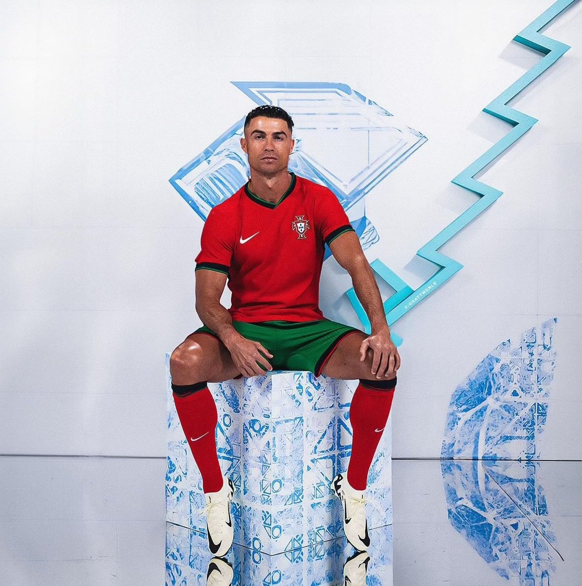 BlueboyCR7's tweet photo. Cristiano Ronaldo en la sesión de fotos de Portugal para la Eurocopa 2024 🇵🇹 ⚽️ https://t.co/7ZbH97Ck9U