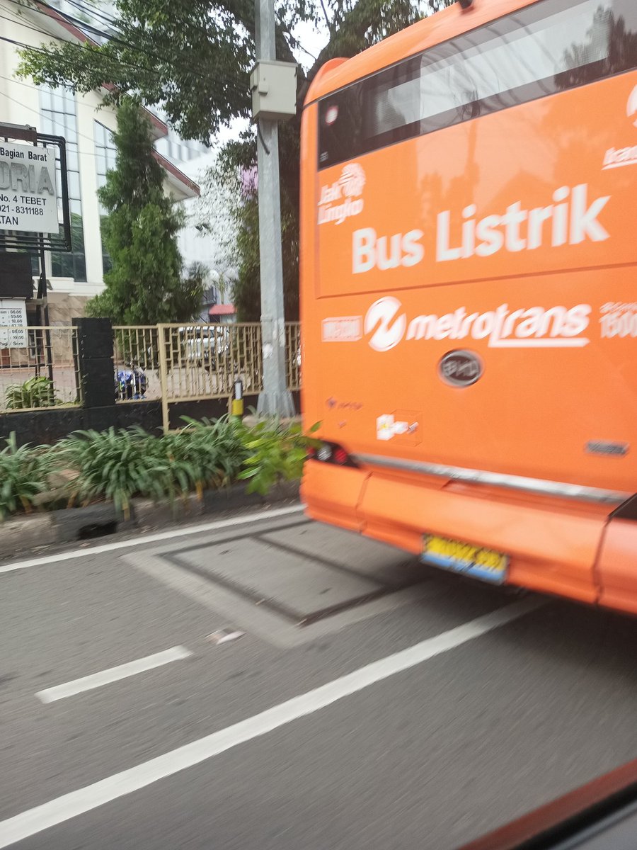 xyronaut's tweet photo. @PT_Transjakarta @jaklingkojkt ada bus listrik nya mogok di perempatan pancoran menuju ps minggu. Mohon dibawakan powerbank biar bs jln lagi. Besok2 jgn lupa dicas dulu malemnya sblm jalan. https://t.co/tfPNUY3PVN