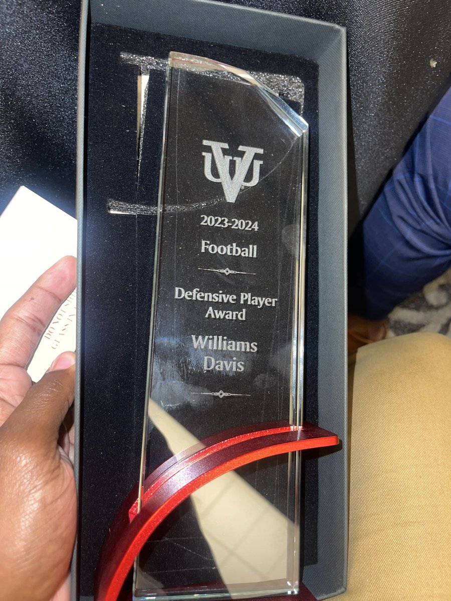 SubZero_Era's tweet photo. Blessed to be name 2023-2024 defensive player of the year 💯 all glory to the man above , my support system, coaches and my teammates couldn’t do it without y’all! Love❤️ https://t.co/vJmVhGsxPD