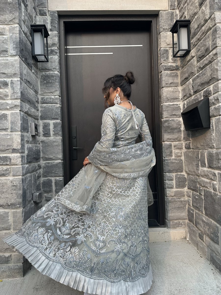ishrat95's tweet photo. i call these my random yet mysterious princess pose lol https://t.co/WFIZvFv058