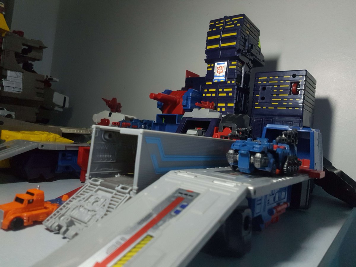TheLocalBard's tweet photo. Playing with my toys.
#Transformers #Autobots #Titans #FortressMaximus #OmegaSupreme #Metroplex #Micromasters #Cog #SixGun #Scamper #Windblade #ToyPhotography https://t.co/1zGR6qbcY1