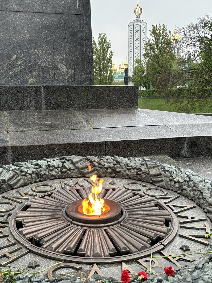 Aboard an early morning train today, so visited Tomb of the Unknown Soldier in Kyiv’s Park of Eternal Glory last night to pay respects ahead of ANZAC Day - to those who have served & sacrificed: Australians, New Zealanders, Ukrainians, all.
#LestWeForget #AnzacDay2024