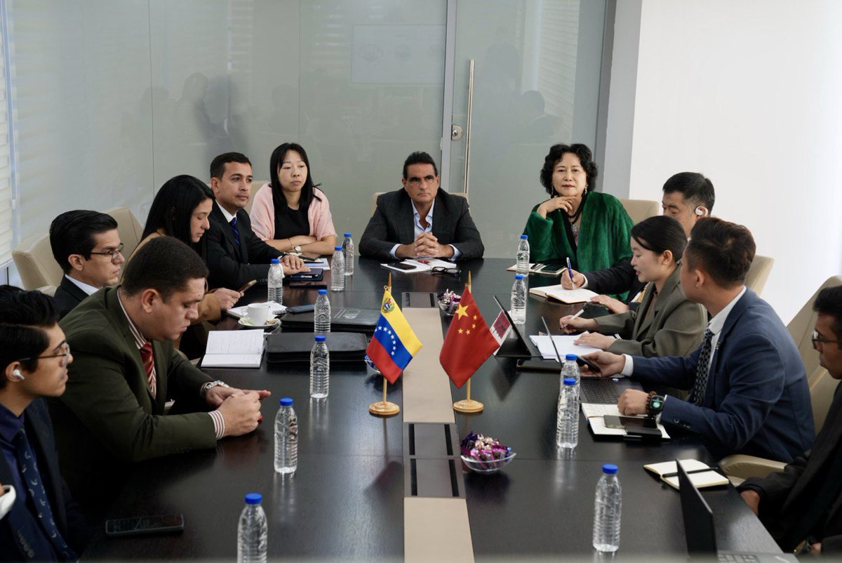 JohannAlvarez8's tweet photo. En el segundo día de trabajo en Venezuela, la delegación china liderada por la Dra. Tao Yitao, Directora del Centro de Investigación de las Zonas Económicas Especiales de Shenzhen, sostuvo una productiva reunión con el Vicepresidente Sectorial de Economía y Ministro de Industrias y Producción Nacional, José Félix Rivas. 

También, fueron recibidos en el Ministerio de Educación Superior y en el Centro Internacional de Inversión Productiva.
Seguimos trabajando para promover las inversiones en nuestra Patria.

#SembrandoPatria